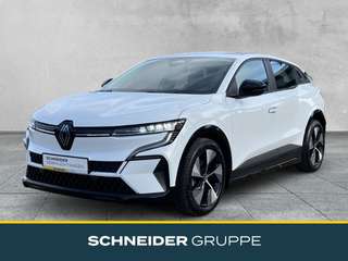 Schräge Frontansicht auf einen Renault Megane E-TECH , freigestellt