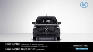 Schräge Frontansicht auf einen Mercedes-Benz Citan , freigestellt