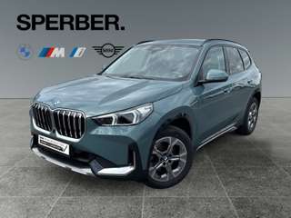 Schräge Frontansicht auf einen BMW X1 , freigestellt