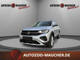 Schräge Frontansicht auf einen Volkswagen T-Cross , freigestellt