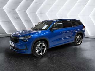 Schräge Frontansicht auf einen Skoda Kodiaq , freigestellt