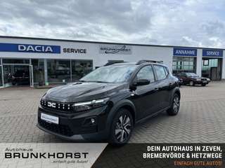 Schräge Frontansicht auf einen Dacia Sandero , freigestellt