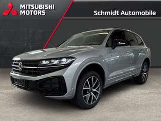 Schräge Frontansicht auf einen Volkswagen Touareg , freigestellt