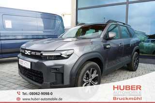 Schräge Frontansicht auf einen Dacia Bigster , freigestellt