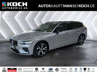 Schräge Frontansicht auf einen Volvo V60 , freigestellt