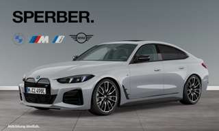 Schräge Frontansicht auf einen BMW i4 , freigestellt