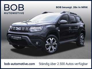 Schräge Frontansicht auf einen Dacia Duster , freigestellt