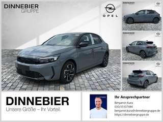 Schräge Frontansicht auf einen Opel Corsa , freigestellt