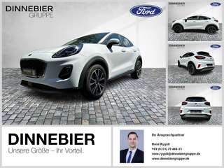 Schräge Frontansicht auf einen Ford Puma , freigestellt