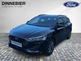 Schräge Frontansicht auf einen Ford Focus , freigestellt