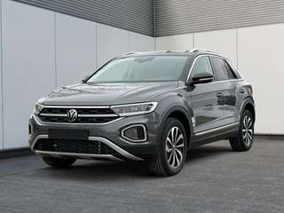 Schräge Frontansicht auf einen Volkswagen T-Roc , freigestellt