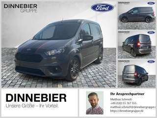 Schräge Frontansicht auf einen Ford Transit Courier , freigestellt