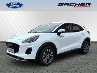 Schräge Frontansicht auf einen Ford Puma , freigestellt