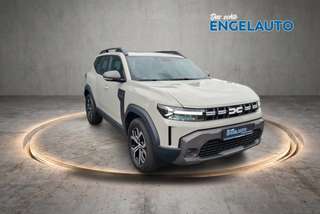 Schräge Frontansicht auf einen Dacia Duster , freigestellt