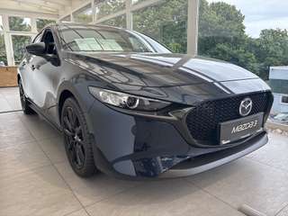 Schräge Frontansicht auf einen Mazda Mazda3 , freigestellt