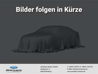 Schräge Frontansicht auf einen Ford Puma , freigestellt