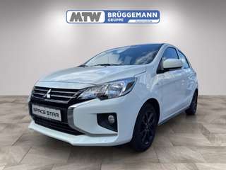 Schräge Frontansicht auf einen Mitsubishi Space Star , freigestellt