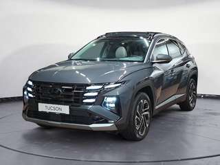 Schräge Frontansicht auf einen Hyundai Tucson , freigestellt