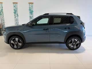 Schräge Frontansicht auf einen Fiat Grande Panda , freigestellt