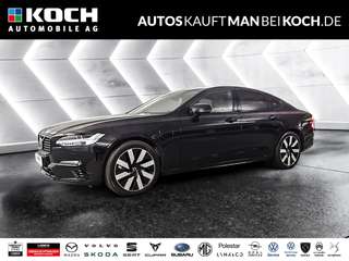 Schräge Frontansicht auf einen Volvo S90 , freigestellt