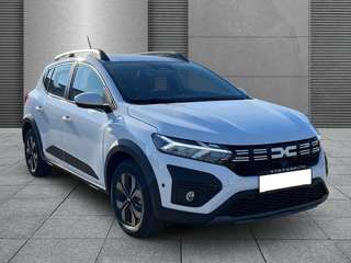 Schräge Frontansicht auf einen Dacia Sandero , freigestellt