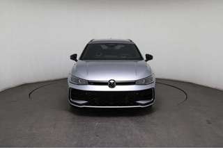 Schräge Frontansicht auf einen Volkswagen Passat , freigestellt