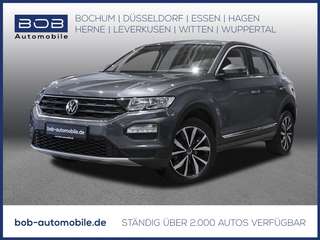 Schräge Frontansicht auf einen Volkswagen T-Roc , freigestellt