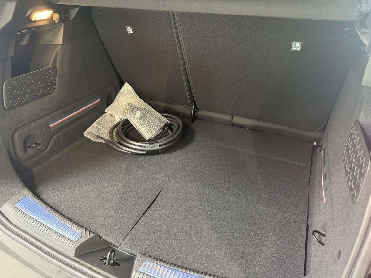 Fahrzeugbild eines Renault 4 E-TECH