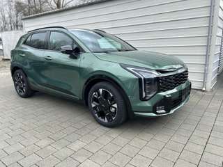 Schräge Frontansicht auf einen Kia Sportage , freigestellt