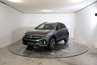 Schräge Frontansicht auf einen Volkswagen T-Roc , freigestellt
