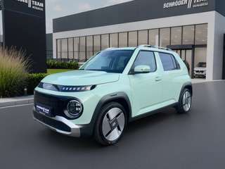 Schräge Frontansicht auf einen Hyundai Inster , freigestellt