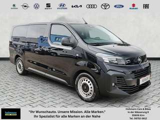 Schräge Frontansicht auf einen Opel Vivaro , freigestellt