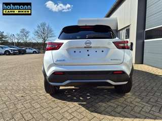 Schräge Frontansicht auf einen Nissan JUKE , freigestellt