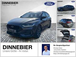 Schräge Frontansicht auf einen Ford Focus , freigestellt