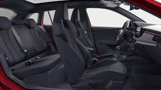 Schräge Frontansicht auf einen Skoda Scala , freigestellt