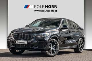 Schräge Frontansicht auf einen BMW X6 , freigestellt