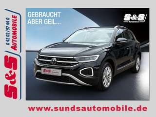 Schräge Frontansicht auf einen Volkswagen T-Roc , freigestellt