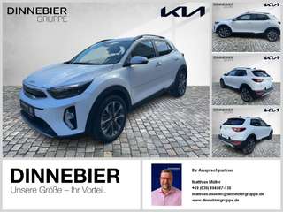 Schräge Frontansicht auf einen Kia Stonic , freigestellt