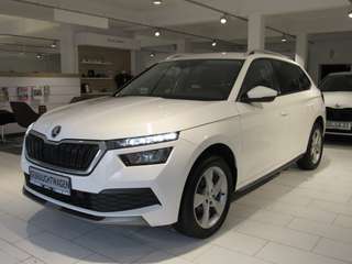 Schräge Frontansicht auf einen Skoda Kamiq , freigestellt