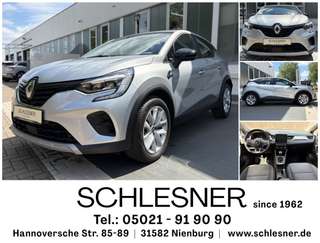Schräge Frontansicht auf einen Renault Captur , freigestellt