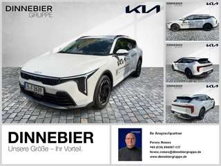 Schräge Frontansicht auf einen Kia K4 , freigestellt