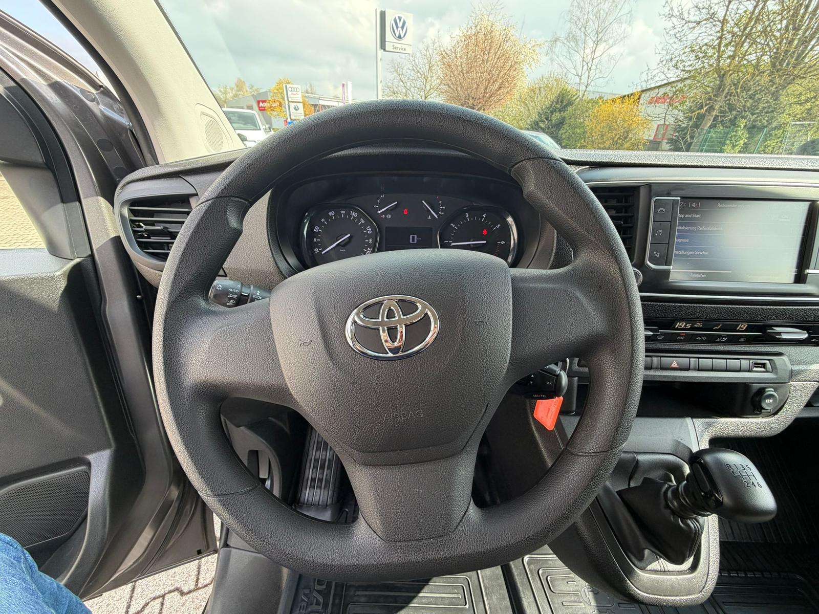 Fahrzeugbild eines Toyota Proace