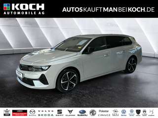 Schräge Frontansicht auf einen Opel Astra , freigestellt