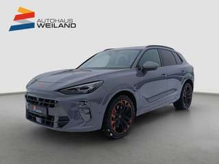 Schräge Frontansicht auf einen CUPRA Terramar , freigestellt