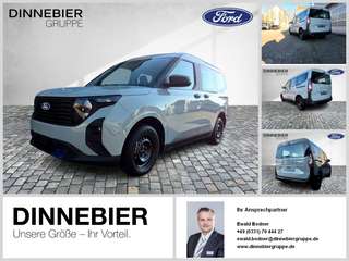 Schräge Frontansicht auf einen Ford Tourneo Courier , freigestellt
