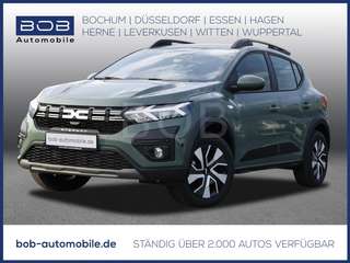 Schräge Frontansicht auf einen Dacia Sandero , freigestellt