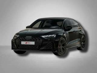 Schräge Frontansicht auf einen Audi RS3 , freigestellt