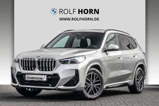 Schräge Frontansicht auf einen BMW X1 , freigestellt