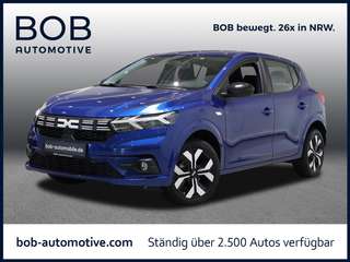 Schräge Frontansicht auf einen Dacia Sandero , freigestellt