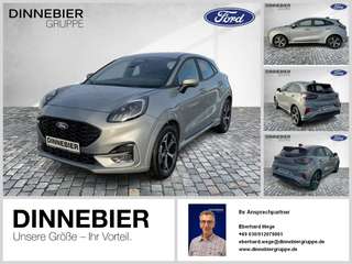 Schräge Frontansicht auf einen Ford Puma , freigestellt